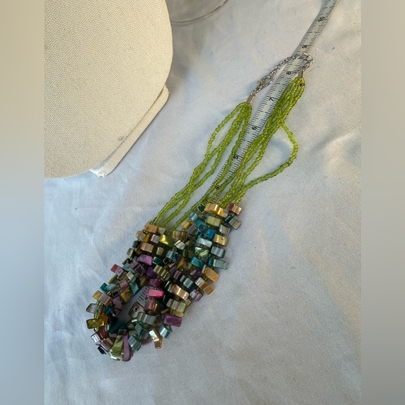 Torsade style dyed shell necklace - Picture 4 of 5